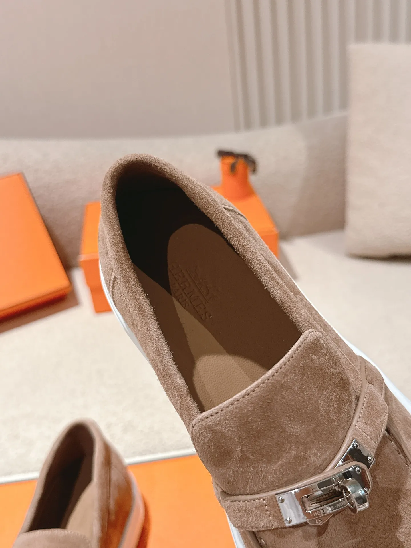 Men's shoes 💰640💰 Hermes# New Kelly buckle thick-soled loafers. Upper: cowhide/suede material. Lining: sheepskin lining. Outsole: exclusive molded outsole. Size: women's size 35-40, men's size 39-45 (female 41/male 46 customized, non-refundable)